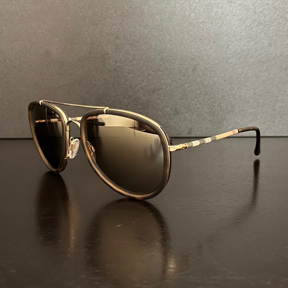 Mirrord Burberry classic pattern aviator sunglasses (price is firm)